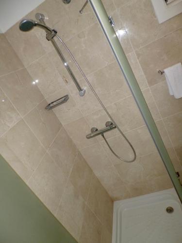a shower with a glass door in a bathroom at Santa Cruz Ocean Villa in Gaula