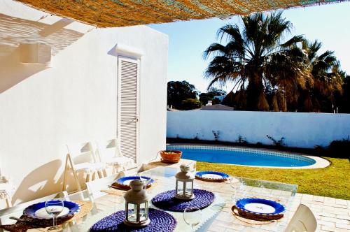 eine Terrasse mit einem Tisch mit blauen und weißen Platten in der Unterkunft Vila 832 in Albufeira