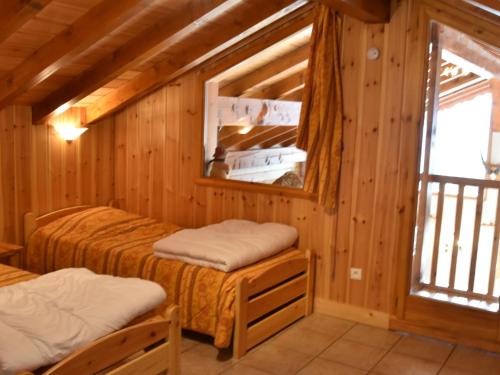 Le VillardにあるLuxurious,detached holiday home with three bathrooms and parkingのベッドルーム1室(ベッド2台、窓付)