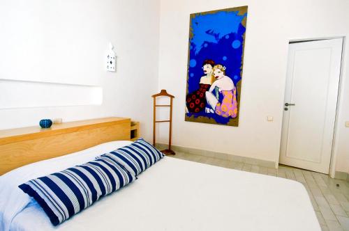 ein Schlafzimmer mit einem Bett und einem Wandgemälde in der Unterkunft Vila 832 in Albufeira