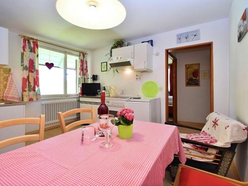 una cocina con una mesa con una botella de vino. en Country style flat with garden, en Triberg