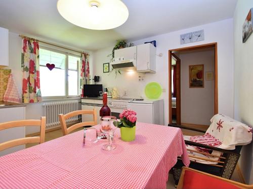 トリベルクにあるCountry style flat with gardenのキッチン(ワイン1本付きのテーブル付)