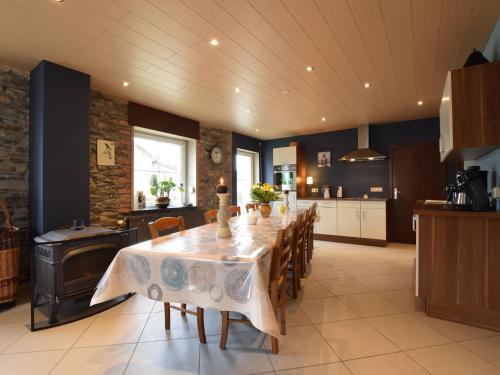Um restaurante ou outro lugar para comer em Furnished Holiday Home in Tillet with Private Terrace