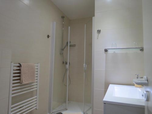ein Bad mit einer Dusche und einem Waschbecken in der Unterkunft Hotel-Pension SCHLOSS -MIRAMAR in Bad Elster