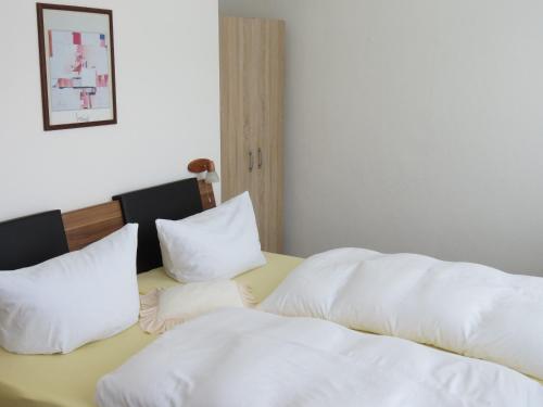 バート・エルスターにあるHotel-Pension SCHLOSS -MIRAMARのベッドルーム1室(ベッド2台、白い枕付)