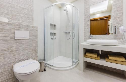 łazienka z prysznicem, toaletą i umywalką w obiekcie Grein Hotel w mieście Rzeszów