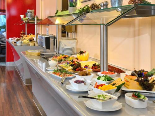 Comida en o cerca de este hotel