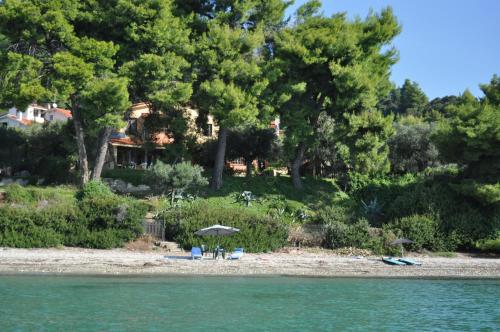Halkiddiki-Kassandra-Mola Kalyva Traditional House in front of the sea