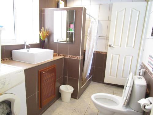 uma casa de banho com um WC, um lavatório e um espelho. em Villa Baansiesom em Sam Roi Yot