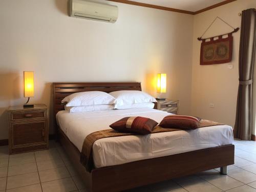 1 dormitorio con 1 cama con 2 almohadas en Villa Baansiesom en Sam Roi Yot