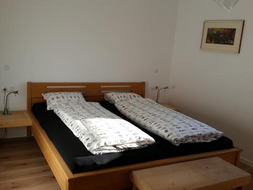 テルメーノにあるFerienwohnung Palmaのベッド1台(上に枕2つ付)