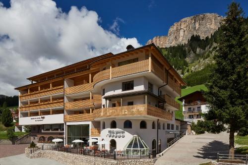 コルフォスコにあるMountain Hotel Mezdìの山を背景にした大きな建物