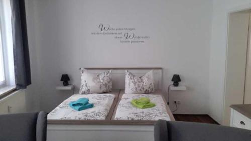 Кровать или кровати в номере Ferienwohnungen Haus Sarah