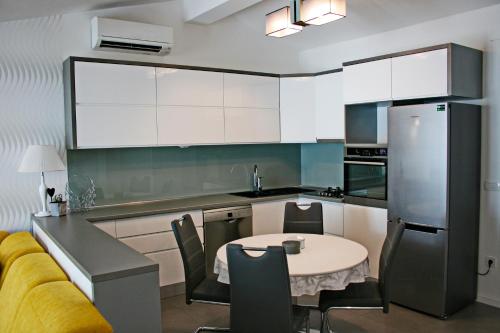 Kuchyň nebo kuchyňský kout v ubytování Apartment Mira II