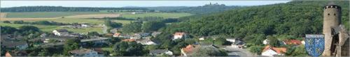 Blick auf eine kleine Stadt auf einem Hügel in der Unterkunft Gasthaus Gombel in Braunfels