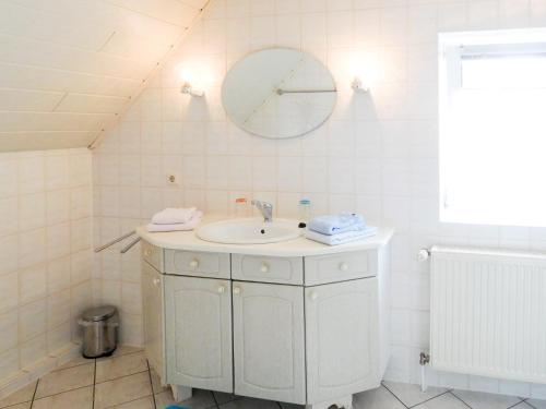 a bathroom with a sink and a mirror on the wall at Ferienwohnung Baade in Dresden