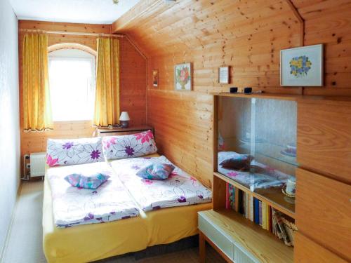 a small bedroom with a bed in a wooden cabin at Ferienwohnung Baade in Dresden