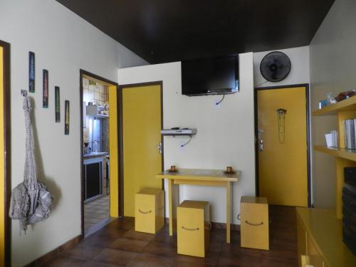 um quarto com portas amarelas e uma mesa com caixas em Apartamento Edificio Mirage em Salvador