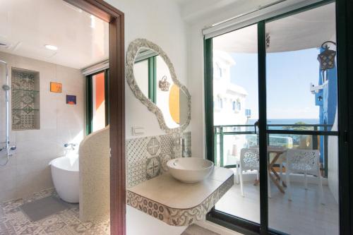 鵝鑾的住宿－看海民宿，一间带大窗户和水槽的浴室