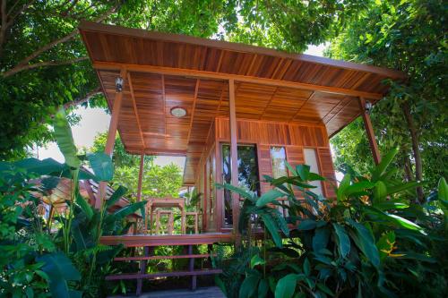 Taman di luar Romyen House