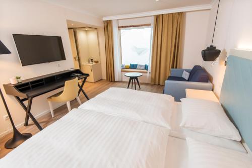 a hotel room with a piano and a living room at Boutique-Hotel Zur alten Post in Büsum