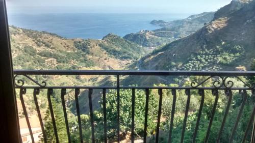 a view of the mountains from a balcony at Casa dell'oleandro in Gallodoro