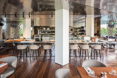 a restaurant with tables and chairs and a kitchen at Sir Joan Hotel in Ibiza Town