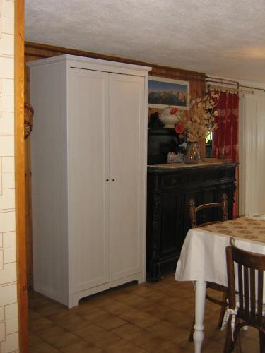 a dining room with a white cabinet and a table at Breckenbreck monolocale CIN IT7001C2P4NVWOPA in Allein