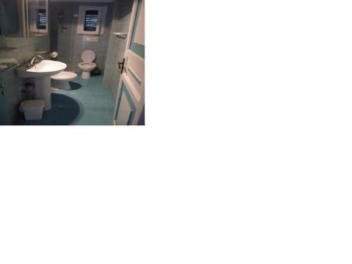 ヴルカーノにあるVilla Buganvilleeのバスルーム(トイレ2つ、洗面台付)の写真2枚