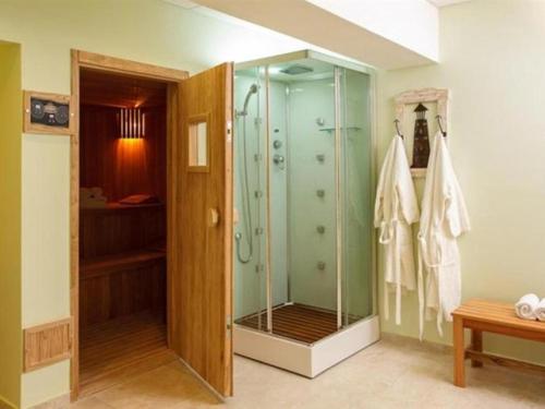 Un baño con ducha con mampara de cristal. en Hosteria Chaltu, en Villa Gesell