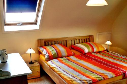 - une chambre avec un lit avec deux oreillers et une fenêtre dans l'établissement Ferienwohnung Gita, à Öhningen