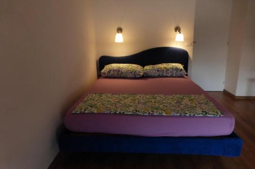 トリエステにあるMansarda San Marcoの枕2つが備わるドミトリールームのベッド1台分です。