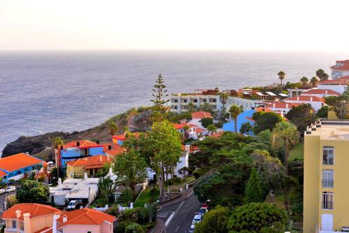 an aerial view of a town next to the ocean at Apartamento Romantico in Caniço