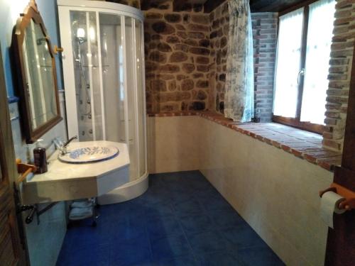 La salle de bains est pourvue d'un lavabo et d'un miroir. dans l'établissement Los Mantos - Vivienda Rurales, à Ibio