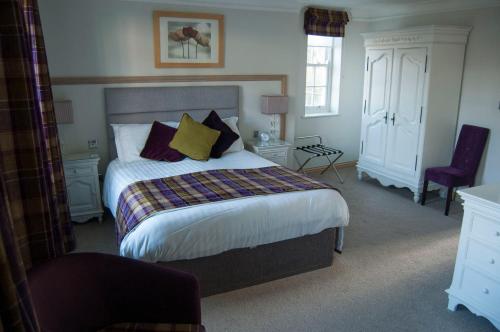 um quarto com uma cama king-size e almofadas amarelas em Castle View Guesthouse em Durham