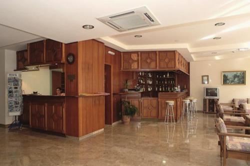 Kuchyň nebo kuchyňský kout v ubytování Theonia Hotel