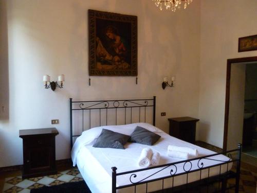 a bedroom with a bed and a painting on the wall at Time Out in Pisa