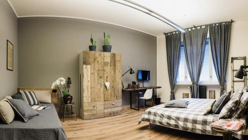 a bedroom with a bed and a desk at Suite11 Como apartment in Como