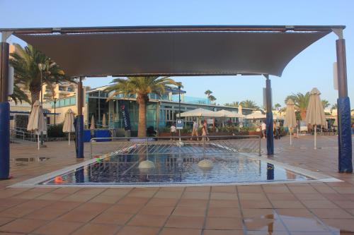 Playa del AguilaにあるApartamento privado en Bahía Felizの広場中の噴水