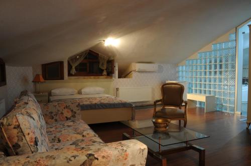 a bedroom with a bed and a couch and a chair at Casa Villa By Kirte in Eceabat
