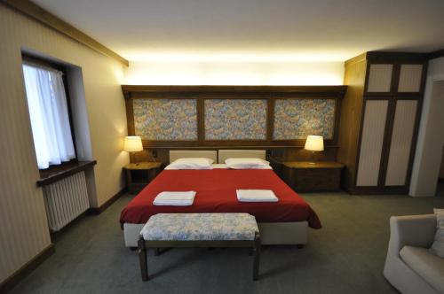 A bed or beds in a room at Hotel La Lepre Bianca