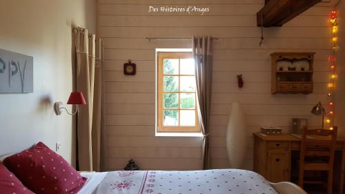 Ένα ή περισσότερα κρεβάτια σε δωμάτιο στο B&B Des Histoires d'Anges - Côté Jardin - Accueil Vélo