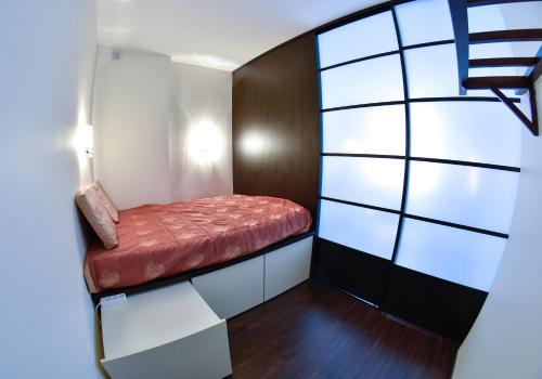 mały pokój z czerwoną ławką w rogu w obiekcie Downtown Apartment Klaipeda w Kłajpedzie