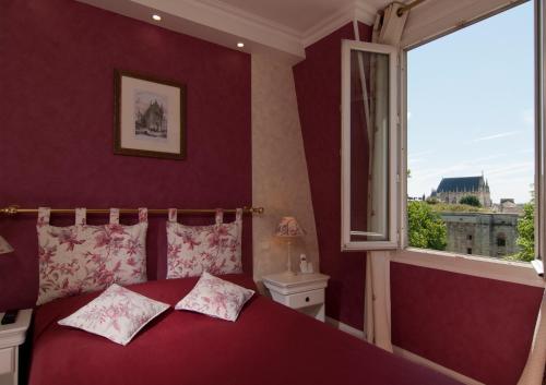 a red bedroom with a bed and a window at Hôtel du Château in Vincennes