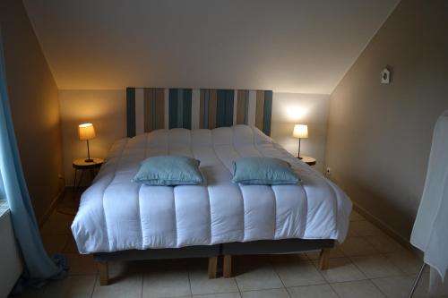 מיטה או מיטות בחדר ב-Gîte La Clef des Champs