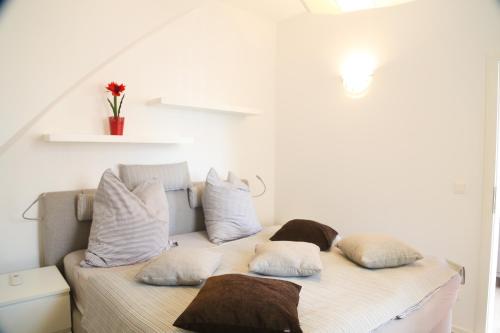 ワイマールにある1a Ferienwohnungのベッド(枕付)が備わる客室です。