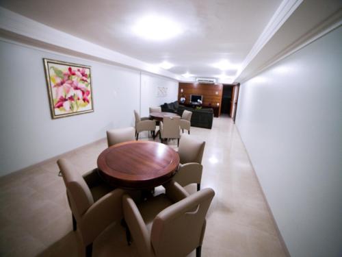 a conference room with a wooden table and chairs at Copas Executive Hotel in Cascavel