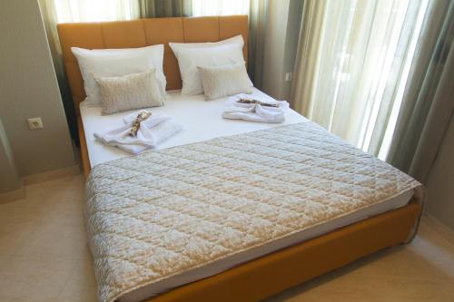 a large bed with towels and towels on it at Mezonetes Toroni in Toroni