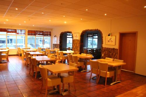 En restaurant eller et andet spisested på North Star Guesthouse Olafsvik