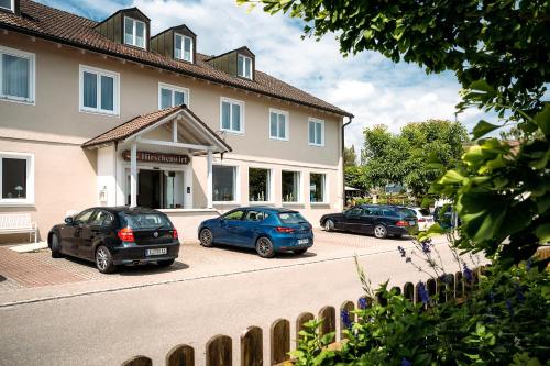 three cars parked in front of a building at Hirschenwirt in Eichstätt